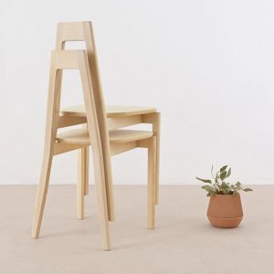 خلاقیت-صندلی-چوبی-قالیشویی